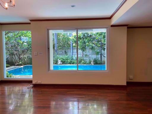 6 bed House Khlong Toei Nuea Sub District H05376