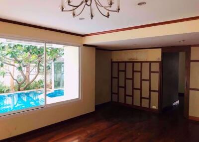 6 bed House Khlong Toei Nuea Sub District H05376