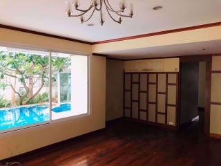 6 bed House Khlong Toei Nuea Sub District H05376