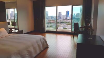 3 bed Condo in Royal Residence Park Lumphini Sub District C10089