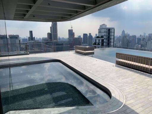 1 bed Condo in The Esse at Singha Complex Khlong Toei Nuea Sub District C10032