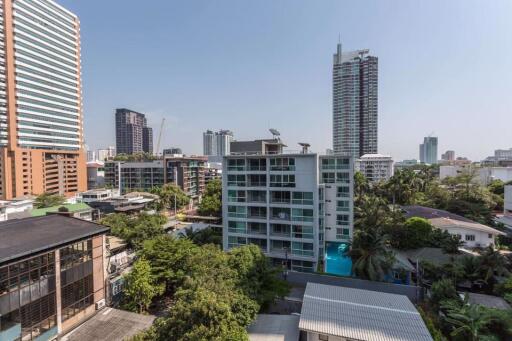 3 bed Condo in Avenue 61 Khlong Tan Nuea Sub District C10025