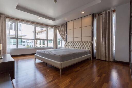 3 bed Condo in Avenue 61 Khlong Tan Nuea Sub District C10025