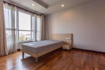 3 bed Condo in Avenue 61 Khlong Tan Nuea Sub District C10025