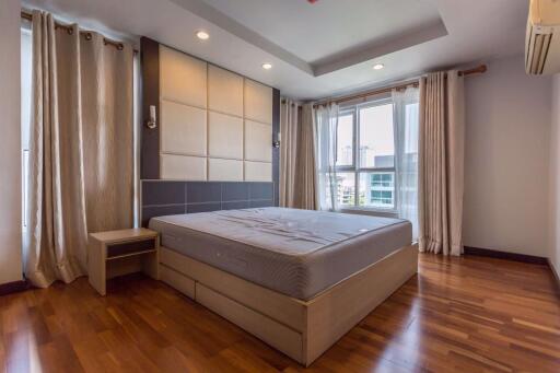 3 bed Condo in Avenue 61 Khlong Tan Nuea Sub District C10025