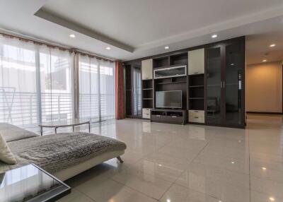 3 bed Condo in Avenue 61 Khlong Tan Nuea Sub District C10025