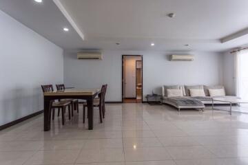 3 bed Condo in Avenue 61 Khlong Tan Nuea Sub District C10025