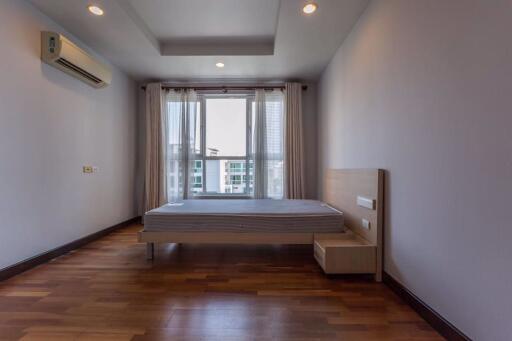 3 bed Condo in Avenue 61 Khlong Tan Nuea Sub District C10025