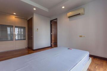 3 bed Condo in Avenue 61 Khlong Tan Nuea Sub District C10025