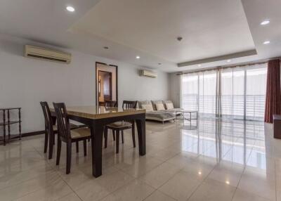 3 bed Condo in Avenue 61 Khlong Tan Nuea Sub District C10025