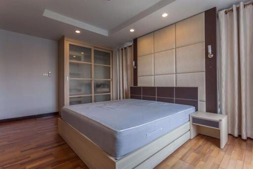 3 bed Condo in Avenue 61 Khlong Tan Nuea Sub District C10025