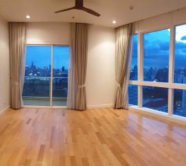 3 bed Condo in Millennium Residence Khlongtoei Sub District C09964