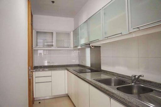 3 bed Condo in Millennium Residence Khlongtoei Sub District C09954