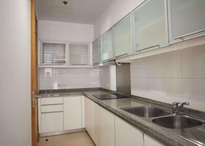 3 bed Condo in Millennium Residence Khlongtoei Sub District C09954