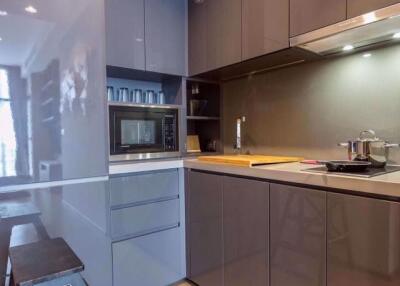 1 bed Condo in The Diplomat Sathorn Silom Sub District C09862