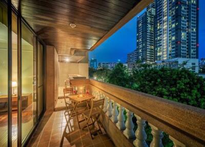 3 bed Condo in Bangkok Shortstay (Royal Apartment) Khlong Toei Nuea Sub District C09837