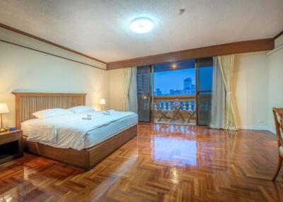 3 bed Condo in Bangkok Shortstay (Royal Apartment) Khlong Toei Nuea Sub District C09837