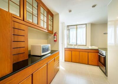 3 bed Condo in Bangkok Shortstay (Royal Apartment) Khlong Toei Nuea Sub District C09837