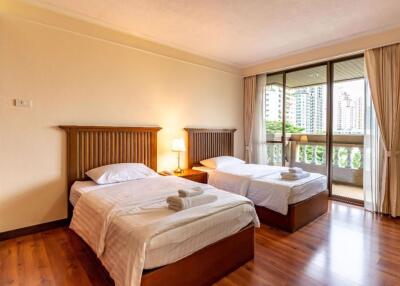 3 bed Condo in Bangkok Shortstay (Royal Apartment) Khlong Toei Nuea Sub District C09837