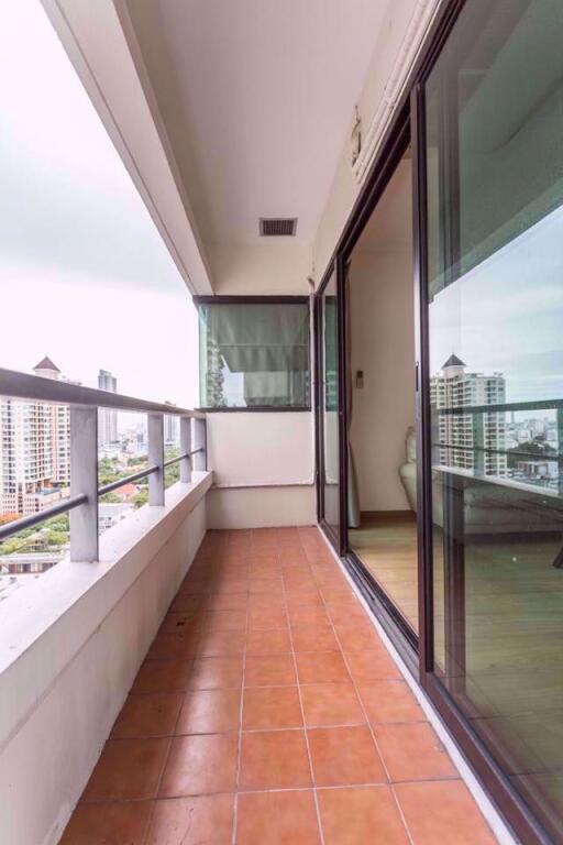 2 bed Condo in Sathorn Gardens Thungmahamek Sub District C09821