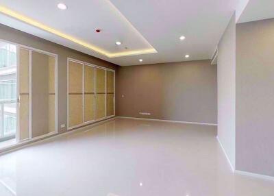 3 bed Condo in Menam Residences Wat Phraya Krai Sub District C09768