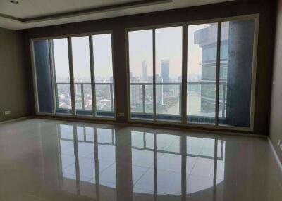 3 bed Condo in Menam Residences Wat Phraya Krai Sub District C09768