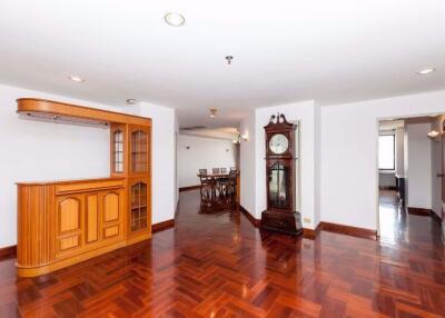 4 bed Condo in Las Colinas Khlong Toei Nuea Sub District C09763