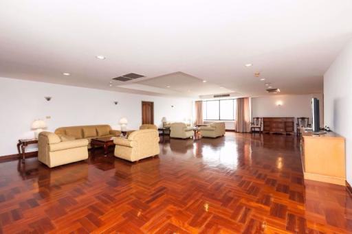 4 bed Condo in Las Colinas Khlong Toei Nuea Sub District C09763