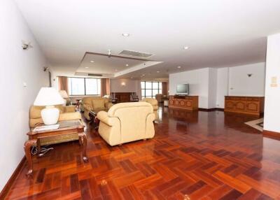 4 bed Condo in Las Colinas Khlong Toei Nuea Sub District C09763