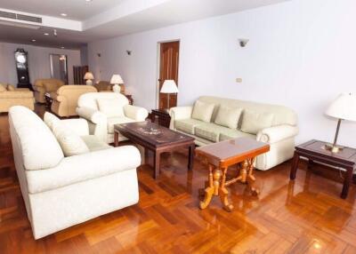 4 bed Condo in Las Colinas Khlong Toei Nuea Sub District C09763