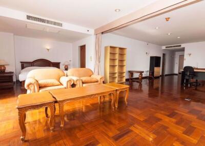 4 bed Condo in Las Colinas Khlong Toei Nuea Sub District C09763