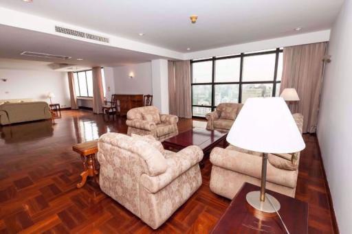 4 bed Condo in Las Colinas Khlong Toei Nuea Sub District C09763