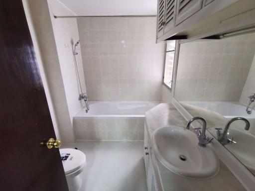 3 bed Condo in Kanta Mansion Khlongtan Sub District C09687