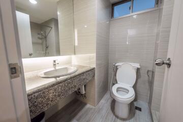 2 ห้องนอน, 2 ห้องน้ำ คอนโด ราคา ฿ 45,000/เดือน