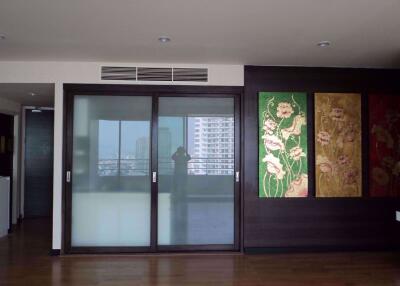 3 bed Condo in Watermark Chaophraya Khlong Ton Sai Sub District C09645