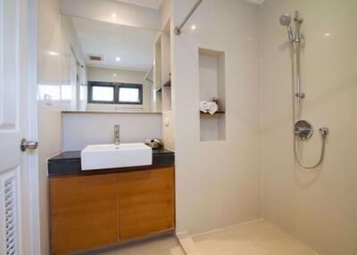 3 bed Condo in Baan Sawasdee Khlong Tan Nuea Sub District C09548