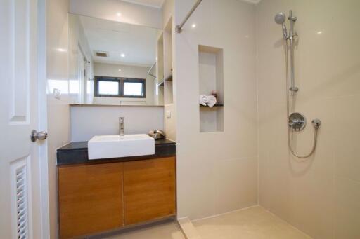 3 bed Condo in Baan Sawasdee Khlong Tan Nuea Sub District C09548