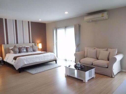 3 bed Condo in Renova Residence Chidlom Lumphini Sub District C09544