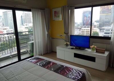 3 bed Condo in Renova Residence Chidlom Lumphini Sub District C09544