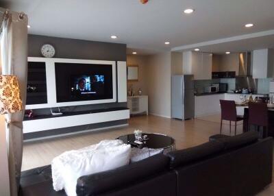 3 bed Condo in Renova Residence Chidlom Lumphini Sub District C09544