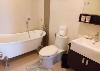 3 bed Condo in Renova Residence Chidlom Lumphini Sub District C09544