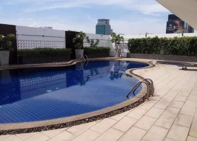 3 bed Condo in Renova Residence Chidlom Lumphini Sub District C09544