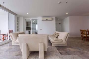 3 bed Condo in Fifty Fifth Tower Khlong Tan Nuea Sub District C09537