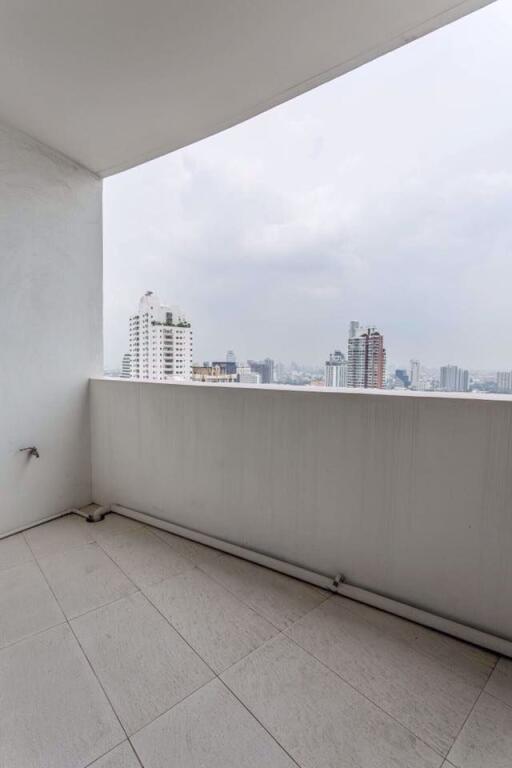 3 bed Condo in Fifty Fifth Tower Khlong Tan Nuea Sub District C09537