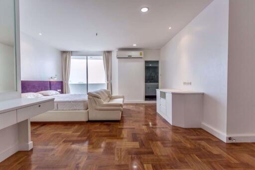 3 bed Condo in Fifty Fifth Tower Khlong Tan Nuea Sub District C09537