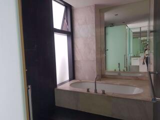 3 bed Condo in The Met Thungmahamek Sub District C09533