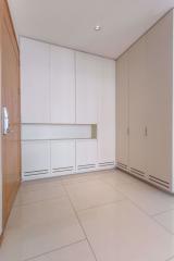 3 bed Condo in The Emporio Place Khlongtan Sub District C09531