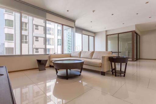 3 bed Condo in The Emporio Place Khlongtan Sub District C09531