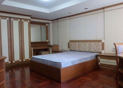 2 bed Condo in 33 Residence Khlong Tan Nuea Sub District C09318