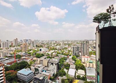 Studio bed Condo in RHYTHM Ekkamai Khlong Tan Nuea Sub District C09307